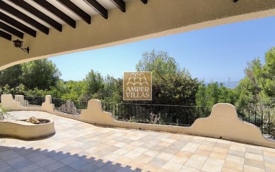 Fantástica villa con gran parcela, con privacidad y vistas al mar.